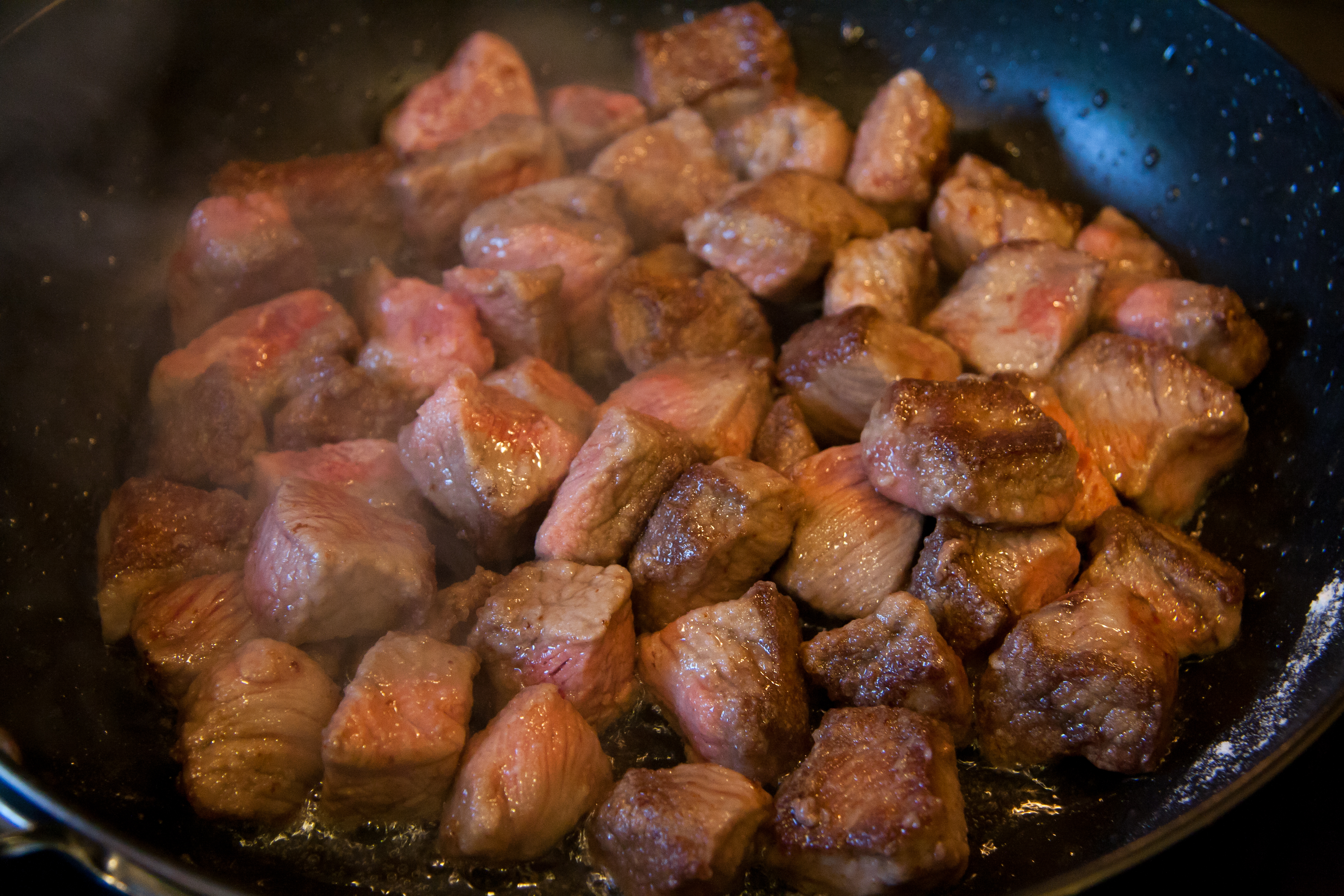 Поджаривает ломтики. Жареное мясо. Кусочек жареного мяса. Жареное мясо на сковороде. Мясо кусочками на сковороде.